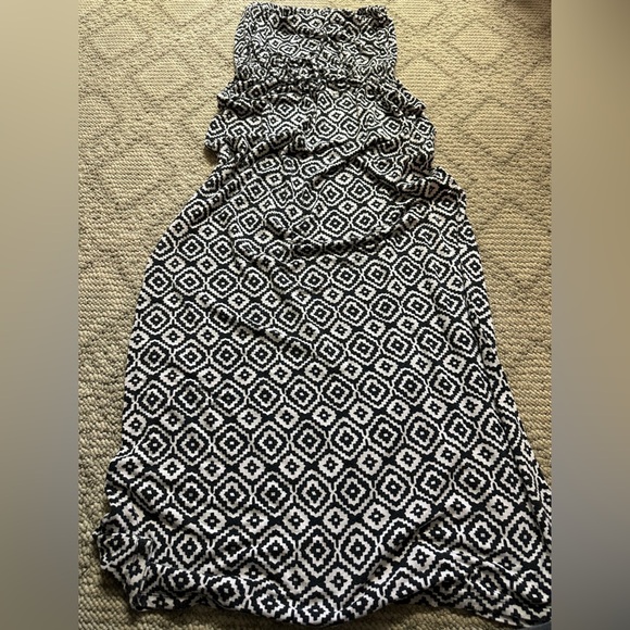 Old Navy Black and White Geometric Patterned Maxi Dress size xs - Picture 1 of 2